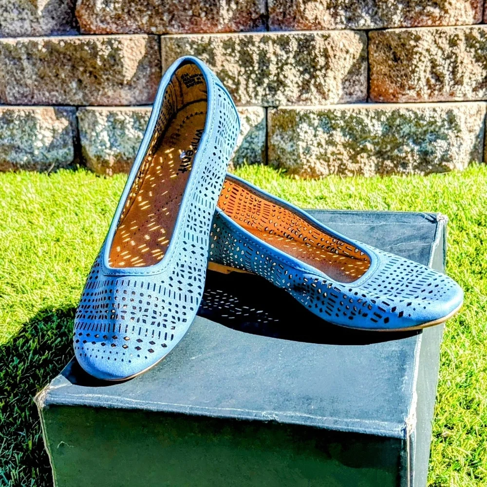 White Mt. Santina Blue Sz 6M Womens Rubber Sole Flats Geometric Round Toe Shoes - Picture 1 of 5